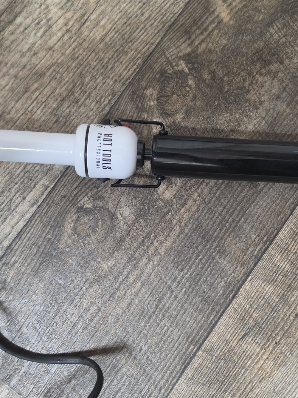 HOT TOOLS Ceramic Curling Wand in Black and White